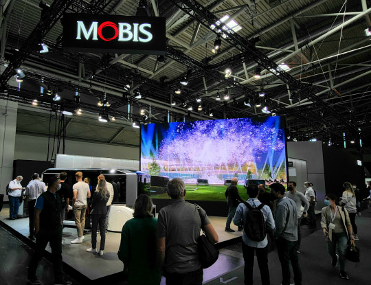 현대모비스가 유럽 IAA모빌리티에 이어 북미 모터벨라에 참가하는 등 글로벌 시장에서의 공격적인 수주활동에 나선다. 사진은 이달 초 독일 뮌헨에서 열린 IAA모빌리티 현대모비스 전시관 전경. 현대모비스 제공